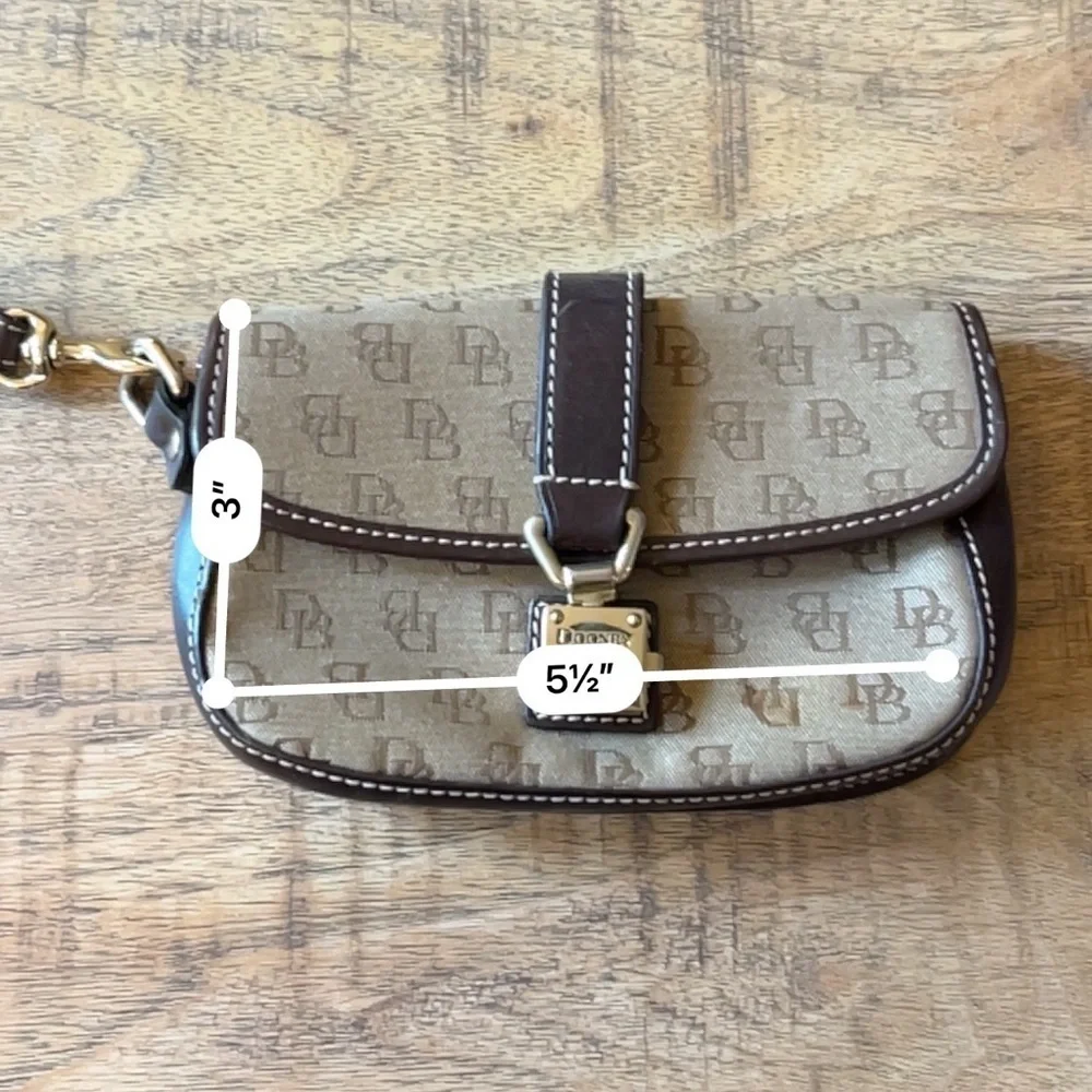 Dooney & Bourke (B18) wristlet bag
